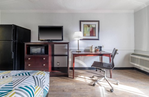 Dallas Design District Hotel | Studio 6 Suites - Dallas, TX - Downtown