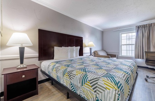 Dallas Design District Hotel | Studio 6 Suites - Dallas, TX - Downtown