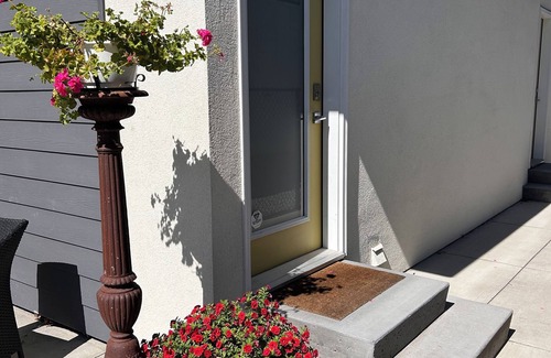 South Central Apartment | Studio 628 Beautiful South Pandosy and Hospital area