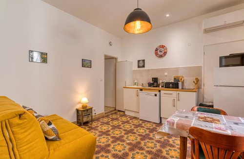 Aspiran Apartment | Studio "A La Bonne Franck'ette" with Private Terrace, Wi-Fi and Air Conditioning