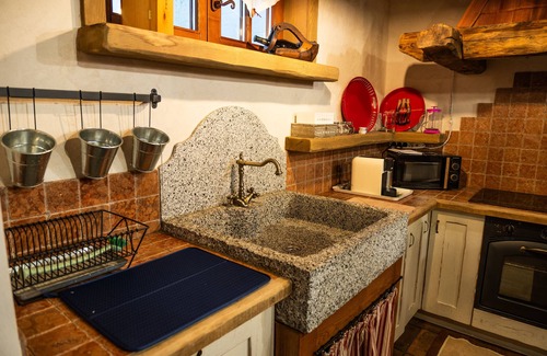 Roncone Apartment | Studio 'Alfio's Alpen Suite' with Shared Garden and Wi-Fi