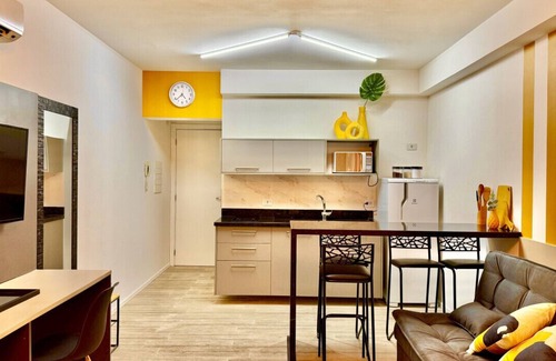 Matriz Apartment | Studio Amarelo, com ar e garagem ao lado shopping.