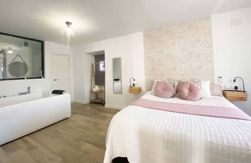 Alcala de los Gazules Apartment | Studio Apartment 'Amores Loft Rural' with Wi-Fi and Air Conditioning