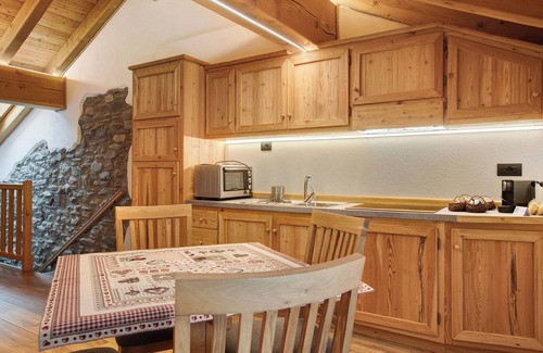 Cerisey Apartment | Studio Apartment 'Aux Pieds Du Malatra' 1' with Wi-Fi