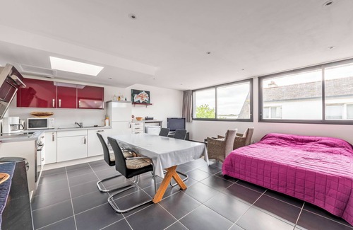 Plobannalec-Lesconil Apartment | Studio Apartment 'Vue Mer 15m De La Plage' with Sea View and Wi-Fi