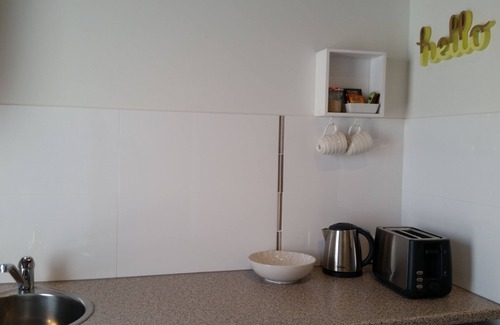 Alexandra Headland Apartment | ~Studio Apartment,Kitchen,Private,Walk to Beach,