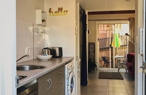 Alexandra Headland Apartment | ~Studio Apartment,Kitchen,Private,Walk to Beach,