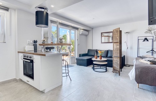 Hoya de los Patos Apartment | Studio Apartment 'Park Carpe Diem' with Shared Pool, Wi-Fi and Air Conditioning