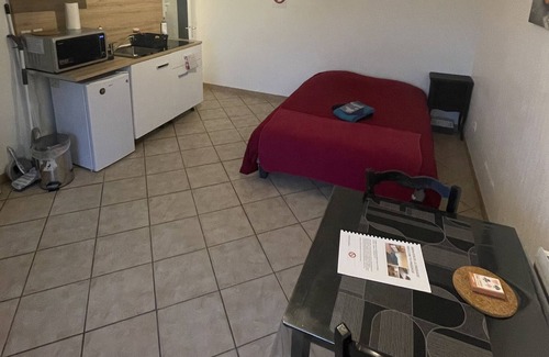 Paroy-sur-Tholon Apartment | Studio apartment near Joigny
