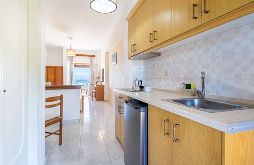 Astrakeri Apartment | Studio Apartment '8' with Sea View, Wi-Fi and Air Conditioning