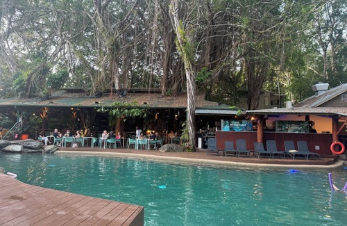 Port Douglas Apartment | Studio Apartment, Kitchenette,Heated Pool,Free WIFI, 65 Inch TV, Walk to Beach