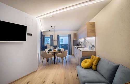 Old Town Apartment | Studio Apartment 'Avia Living Maria' with Mountain View, Balcony and Wi-Fi