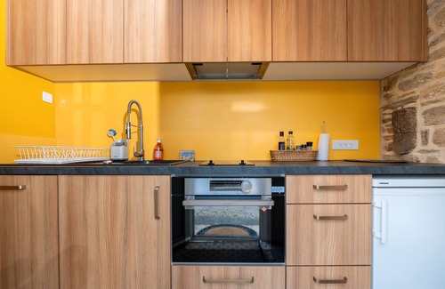 Arzano Apartment | Studio Apartment 'Camélia Avec Petit Déjeuner' with Shared Pool, Shared Terrace and Wi-Fi