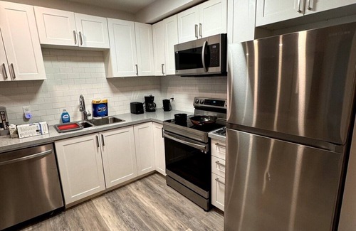 Walkerville Apartment | Studio Apartment | close to Windsor-Detroit Tunnel