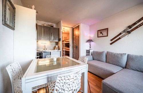 Bogeve Apartment | Studio Apartment 'De Charme' with Mountain View and Balcony