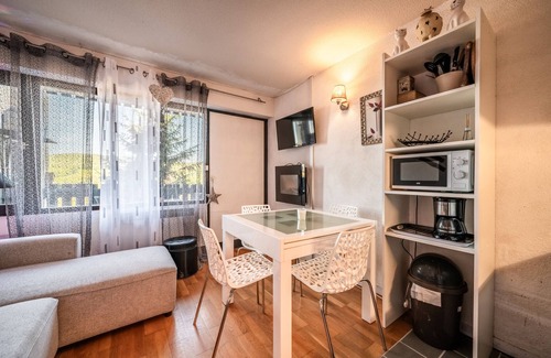 Bogeve Apartment | Studio Apartment 'De Charme' with Mountain View and Balcony