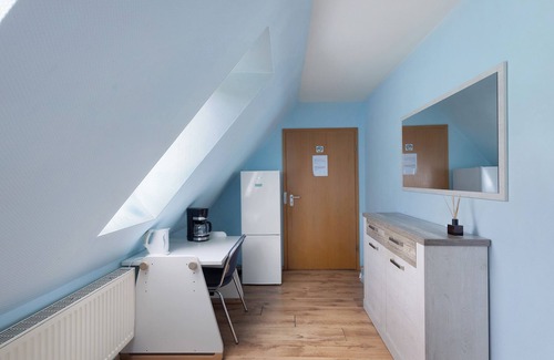 Markt Erlbach Apartment | Studio Apartment 'Zimmer 27' with Shared Terrace, Shared Garden and Wi-Fi