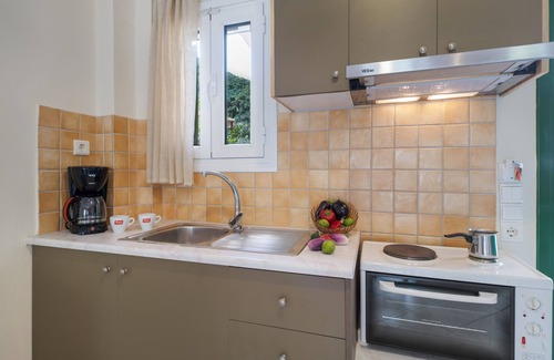 Anthousa Apartment | Studio Apartment 'Deluxe 3 Adults - A' with Shared Terrace, Wi-Fi and Air Conditioning