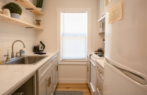 Gold Hill Apartment | Studio apartment directly on the Rogue River with parking