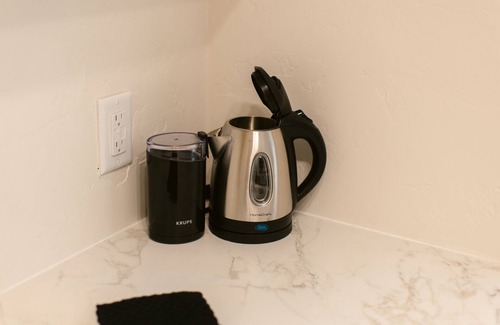 Gold Hill Apartment | Studio apartment directly on the Rogue River with parking