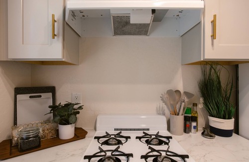 Gold Hill Apartment | Studio apartment directly on the Rogue River with parking
