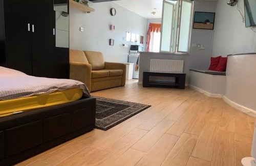 King's Cross Apartment | Studio Apartment - Entire Lower Ground Floor - Only 7 Mins Walk Kings Cross St Pancras Station