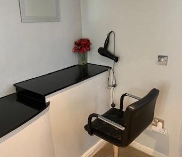 King's Cross Apartment | Studio Apartment - Entire Lower Ground Floor - Only 7 Mins Walk Kings Cross St Pancras Station