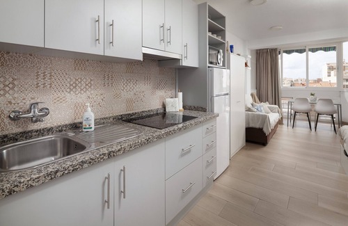 Torre del Mar Apartment | Studio Apartment 'Sol Y Breeze' with Sea View, Wi-Fi and Air Conditioning