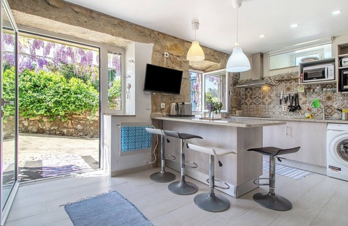 Moledo Apartment | Studio Apartment 'Estúdio Azul' with Mountain View, Shared Pool and Wi-Fi