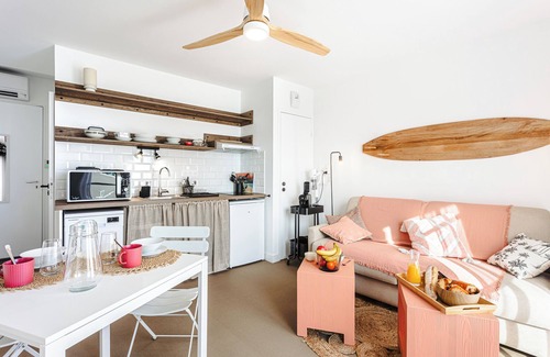 Rivedoux-Plage Apartment | Studio Apartment 'Les Pins, Vue Mer' with Sea View, Private Terrace and Wi-Fi