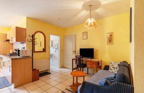 Wernborn Apartment | Studio Apartment 'Gudrun' with Private Terrace, Shared Garden and Wi-Fi