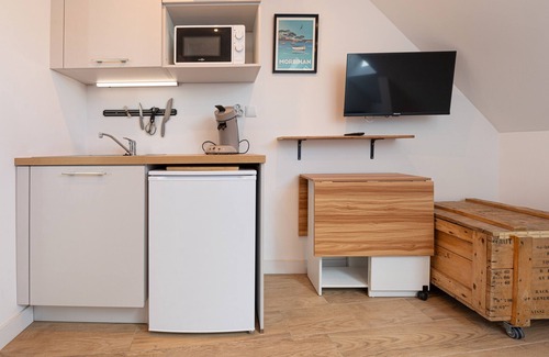 Merlevenez Apartment | Studio Apartment 'Gwenn Ha Du' with Shared Garden and Wi-Fi