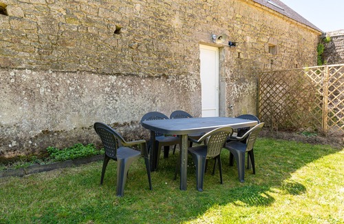 Merlevenez Apartment | Studio Apartment 'Gwenn Ha Du' with Shared Garden and Wi-Fi