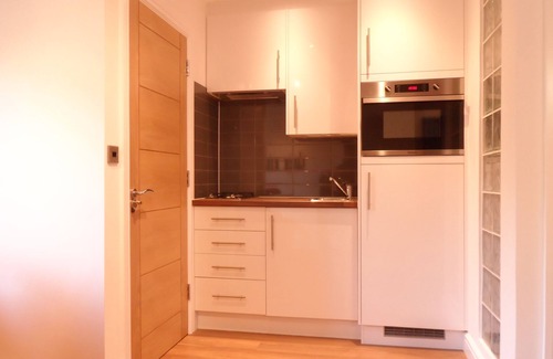 Newmarket Apartment | Studio apartment ideal for work or leisure stays. Near Newmarket and Cambridge.