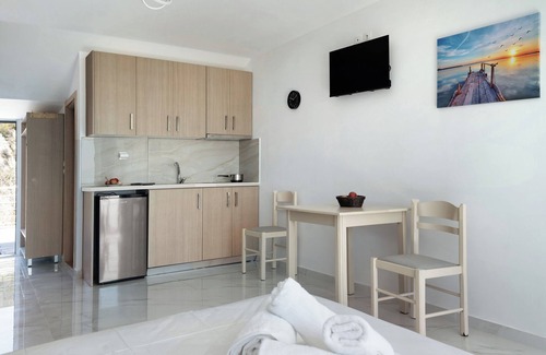 Pidima Kyras Apartment | Studio Apartment 'Iguana 17' with Sea View, Wi-Fi and Air Conditioning