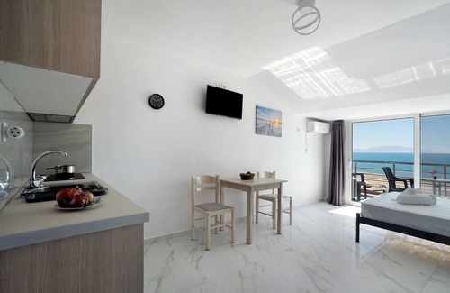 Pidima Kyras Apartment | Studio Apartment 'Iguana 17' with Sea View, Wi-Fi and Air Conditioning