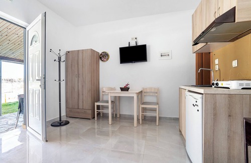 Pidima Kyras Apartment | Studio Apartment 'Iguana 11' with Shared Pool, Wi-Fi and Air Conditioning
