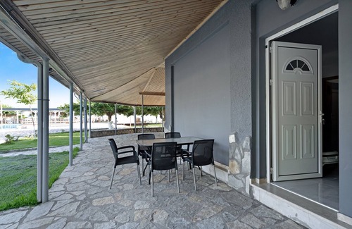 Pidima Kyras Apartment | Studio Apartment 'Iguana 11' with Shared Pool, Wi-Fi and Air Conditioning