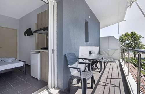 Pidima Kyras Apartment | Studio Apartment 'Iguana 7' with Shared Pool, Wi-Fi and Air Conditioning