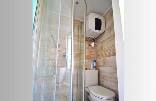 Amblainville Apartment | Studio Apartment "Lumineux - Annexe Cosy" with Private Terrace & Wi-Fi