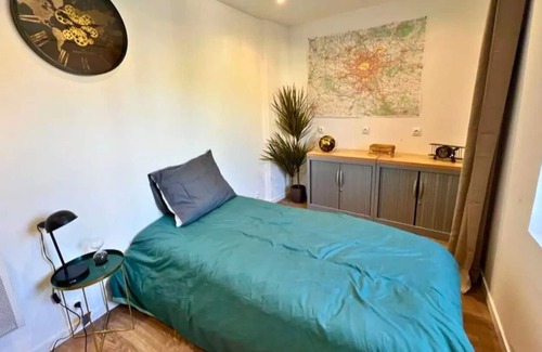 Amblainville Apartment | Studio Apartment "Lumineux - Annexe Cosy" with Private Terrace & Wi-Fi