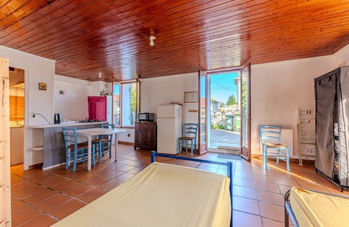 Belin-Beliet Apartment | Studio Apartment 'La Halte De Compostelle' with Private Terrace and Wi-Fi