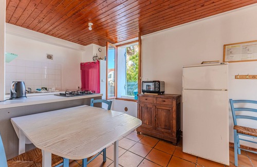 Belin-Beliet Apartment | Studio Apartment 'La Halte De Compostelle' with Private Terrace and Wi-Fi