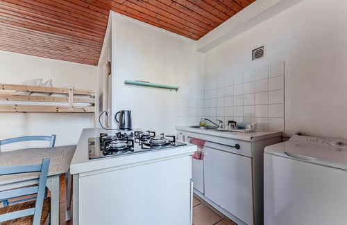 Belin-Beliet Apartment | Studio Apartment 'La Halte De Compostelle' with Private Terrace and Wi-Fi