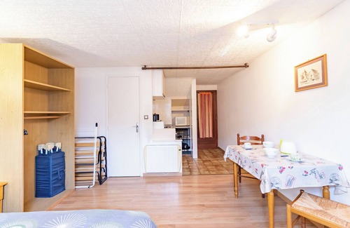 Saint-Genies Apartment | Studio Apartment 'La Résidence Du Vieux Four' with Shared Pool, Private Terrace and Shared Garden
