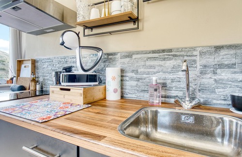 Jijona Apartment | Studio Apartment 'La Luna' with Mountain View, Wi-Fi and Air Conditioning