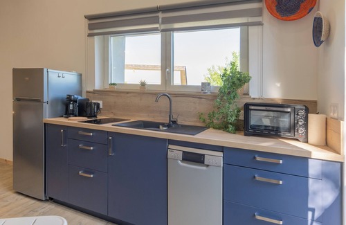Salazac Apartment | Studio Apartment 'Le Chant Des Tongs' Surrounded by Nature with Wi-Fi and Air Conditioning