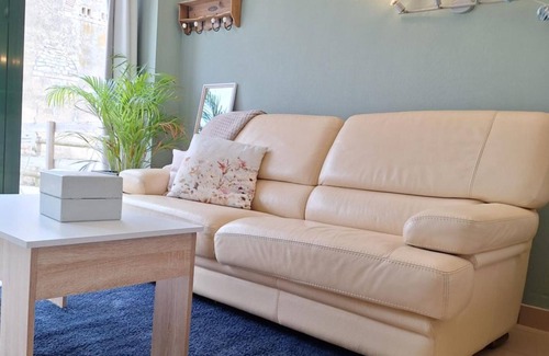 Fye Apartment | Studio Apartment 'Le Du Meslay' with Private Terrace, Shared Garden and Wi-Fi