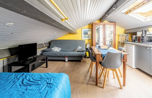 Bouaye Apartment | Studio Apartment 'Les Gîtes Du Robelier - Le Nid' with Shared Garden, Balcony and Wi-Fi