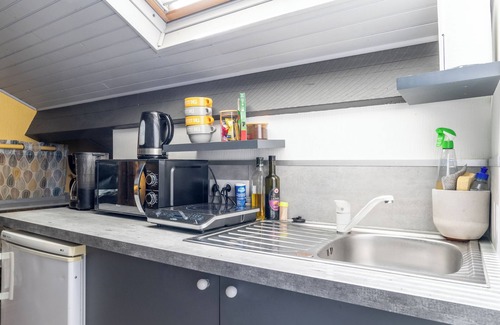 Bouaye Apartment | Studio Apartment 'Les Gîtes Du Robelier - Le Nid' with Shared Garden, Balcony and Wi-Fi